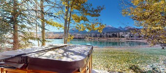 Private Hot Tub! Lakefront-Walk Out to SUP, 3 Suites. Easy Drive to Town