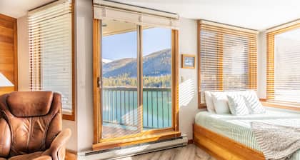 Overlooks Keystone Lake w/ Mountain Views from Private Balcony, Near Shuttle!