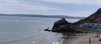 Luxury 2 bed apartment a few minutes walk from beach, harbour and town!