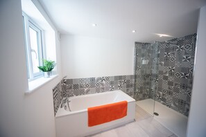 وحدات دش مع أحواض استحمام، مجففات شعر، مناشف، صابون