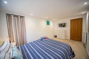 2 عدّة غرف نوم ومكواة/لوح كي وواي فاي مجانًا وملاءات أسرّة