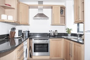 Fridge, microwave, oven, dishwasher - Bright 2Bed/2 Bath Apt - Tower Bridge (London)