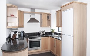Fridge, microwave, oven, dishwasher - Bright 2Bed/2 Bath Apt - Tower Bridge (London)