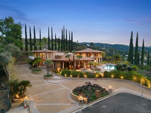 Exterior - Via Vallarta - An Architecturally Significant California Modern Home (Los Angeles)