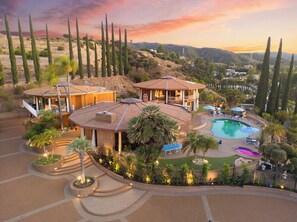 Exterior - Via Vallarta - An Architecturally Significant California Modern Home (Los Angeles)