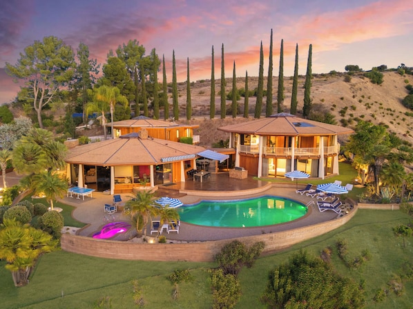 A heated pool - Via Vallarta - An Architecturally Significant California Modern Home (Los Angeles)