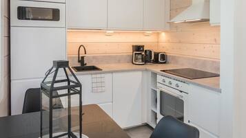 Fridge, microwave, dishwasher, cookware/dishes/utensils