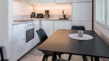 Fridge, microwave, dishwasher, cookware/dishes/utensils