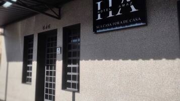 Vista frontal de la propiedad