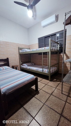 Economy trippelrum - 1 sovrum | Skrivbord, arbetsyta för laptop, gratis wi-fi och sängkläder