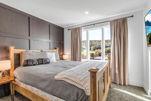 4 bedrooms, desk, iron/ironing board, travel cot