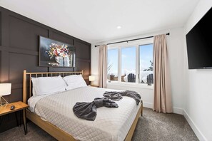 4 makuuhuonetta, työpöytä, silitysrauta/-lauta, vauvan matkasänky