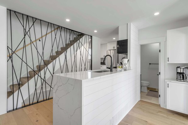 ثلاجة، ميكروويف، فرن، موقد طهي مسطح