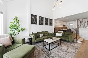 Fernseher, Kamin, Videospiele, Stereoanlage