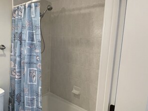 Ducha y bañera combinadas, secador de pelo y toallas