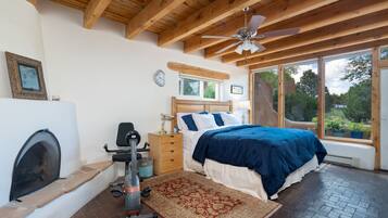 Casa, varias camas, patio, vista a la montaña | 2 habitaciones, wifi gratis y ropa de cama