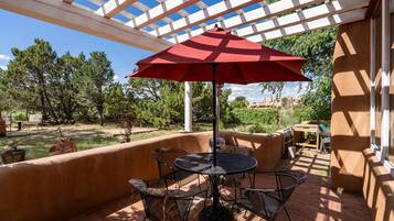 Casa, varias camas, patio, vista a la montaña | Balcón