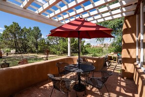 Casa, varias camas, patio, vista a la montaña | Balcón