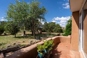 Casa, varias camas, patio, vista a la montaña | Vista del balcón