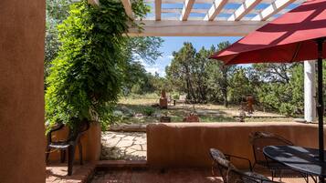 Casa, varias camas, patio, vista a la montaña | Balcón