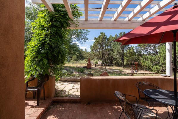 Casa, varias camas, patio, vista a la montaña | Balcón