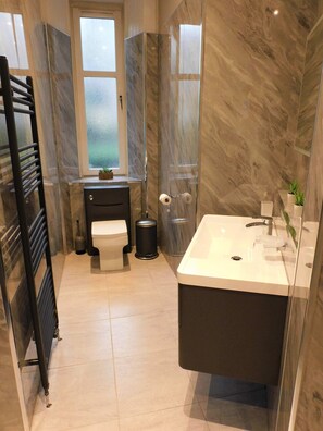 Bathtub, hair dryer, towels, shampoo