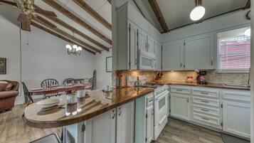 House (3 Bedrooms) | Property amenity