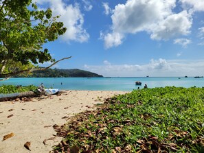 Beach nearby - Quiet, cozy with a great view! (Breakfast Included) (Anse Royal)