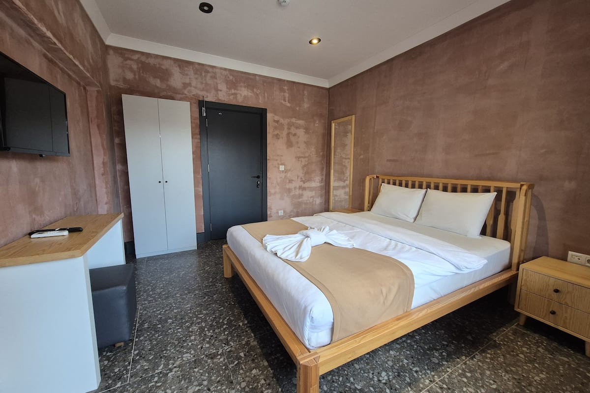 Economy Double Room, 1 Double Bed, Shared Bathroom | Desk, laptop workspace, free WiFi, bed sheets
