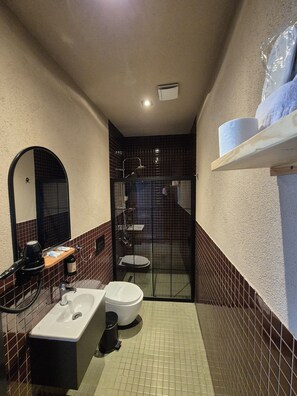 Shower, rainfall showerhead, free toiletries, hair dryer