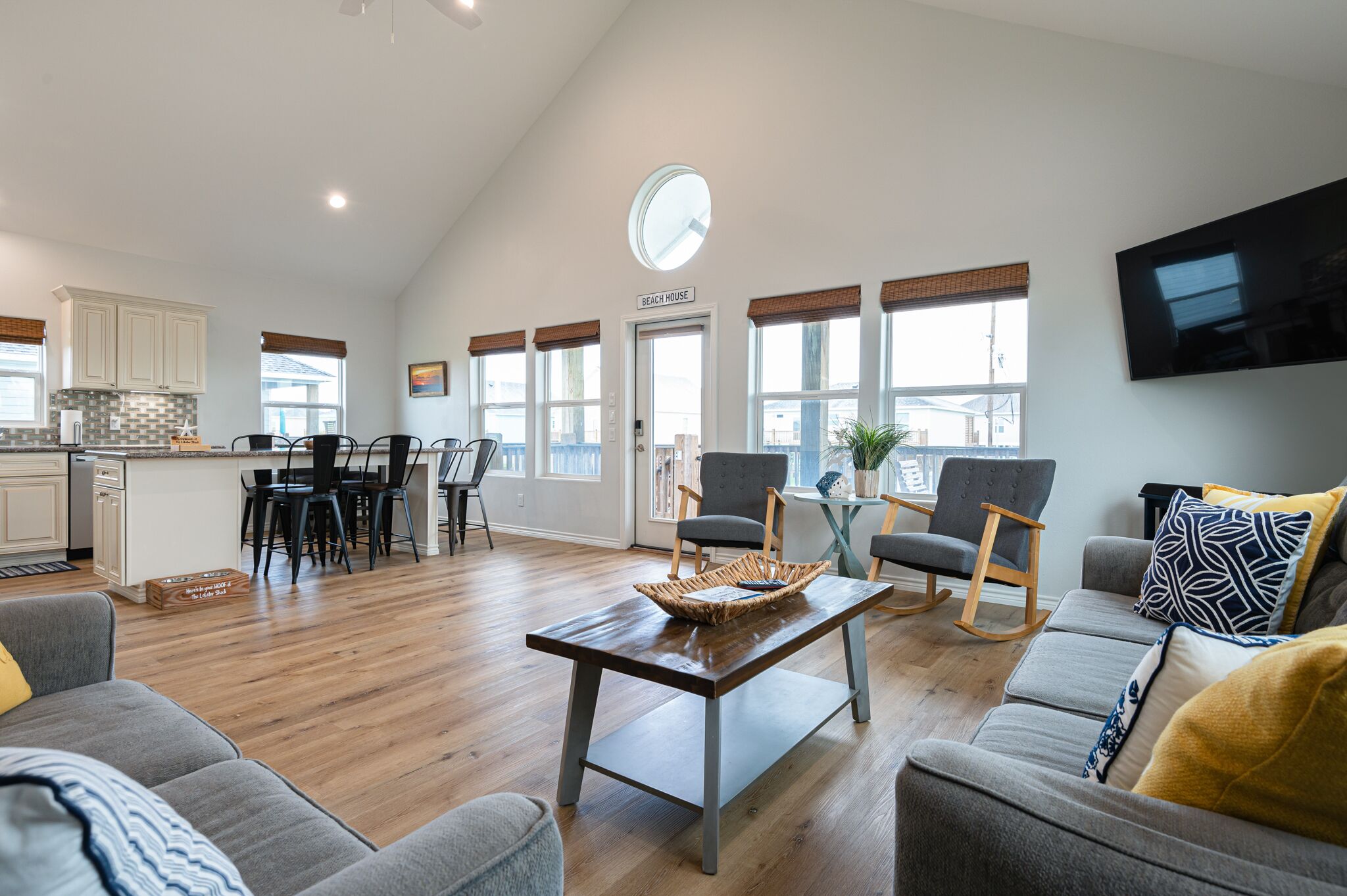 Een smart-tv en boeken