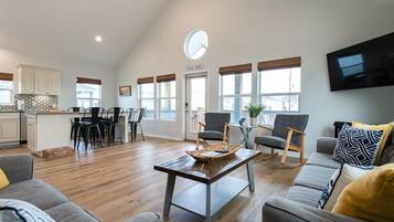 Een smart-tv en boeken