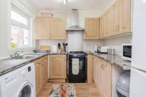 Casa, varias camas | Cocina privada | Refrigerador, microondas, horno y parrilla de estufa