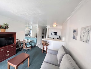 Condo, Multiple Beds, Balcony, Beach View | Living room | 40-inch TV with cable channels