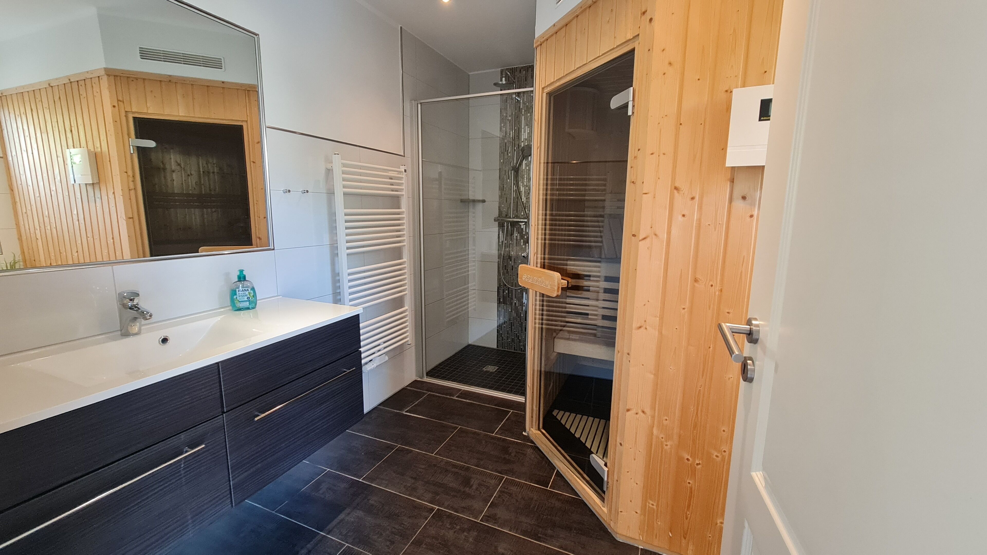 Dusche, Haartrockner, Toilettenpapier