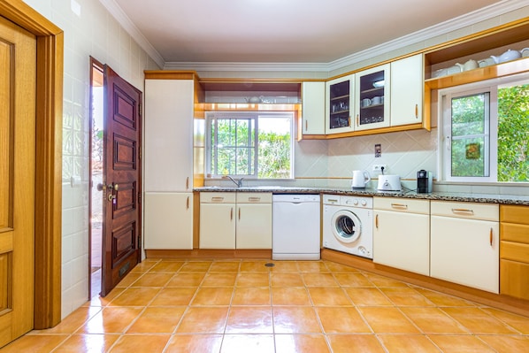 冷蔵庫、電子レンジ、オーブン、食器洗い機