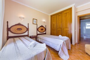 4 bedrooms, iron/ironing board, free WiFi, bed sheets