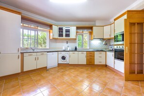 冷蔵庫、電子レンジ、オーブン、食器洗い機