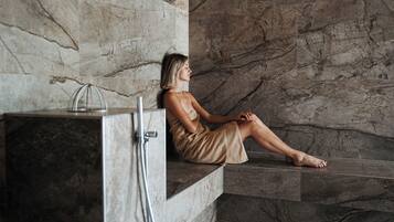 Un sauna, una bañera de hidromasaje, baño turco