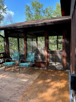 Terrace/patio - Lookout Point: Lakefront home with screen room & dock on beautiful Lake Holcombe (Holcombe)