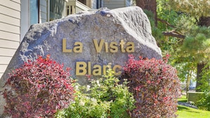A large stone sign with "La Vista Blanca" engraved on it, surrounded by lush greenery. - Cozy Mammoth Lakes Studio: 5 Mi to Ski Slopes (Mammoth Lakes)