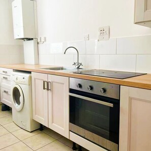 Kjøleskap, mikrobølgeovn, ovn og vannkoker