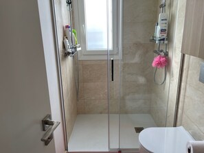 Shower, hair dryer, towels, soap - terraced house (Marbella)
