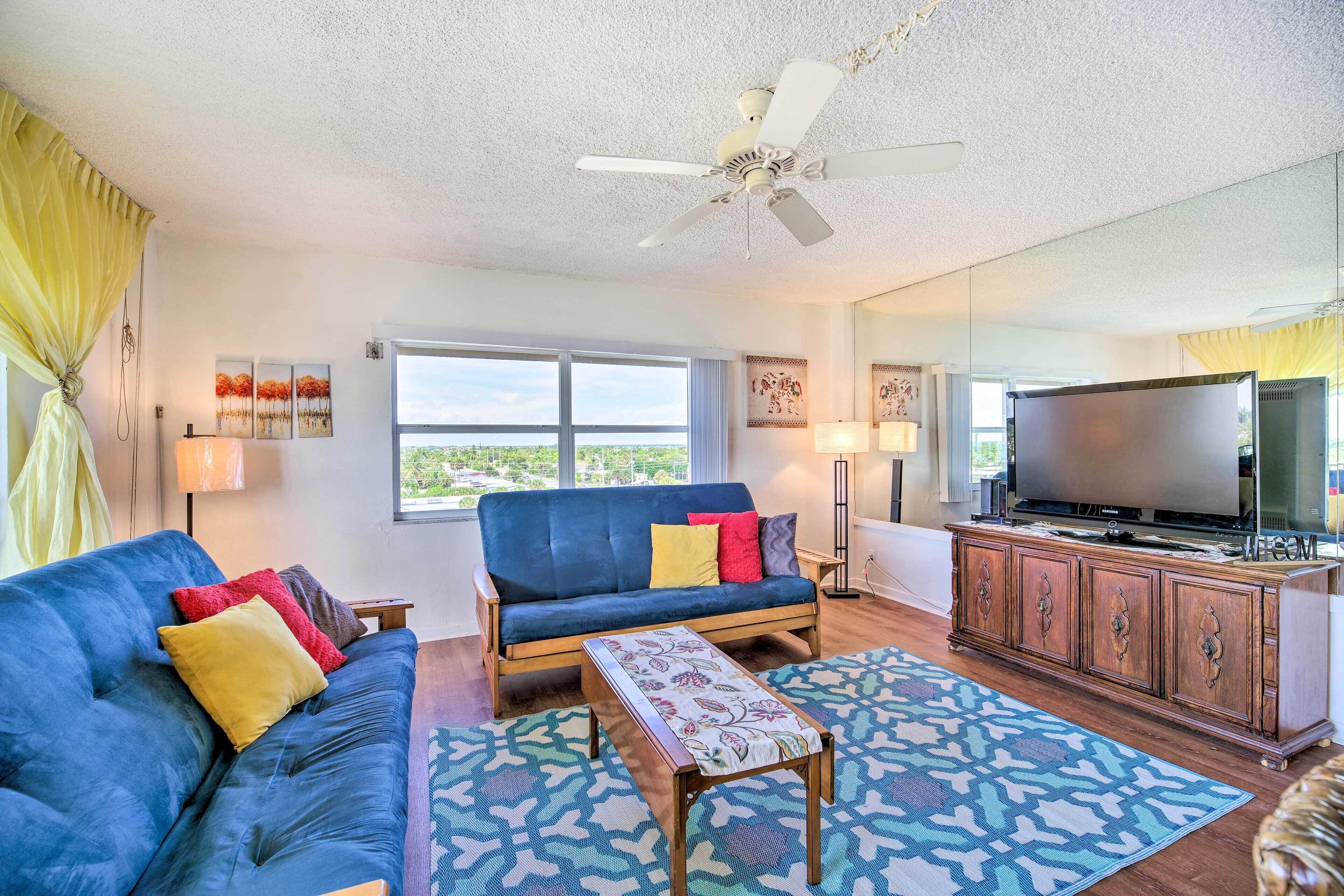 Pet-Friendly Satellite Beach Condo w/ Balcony!