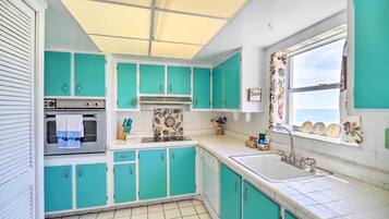 Fridge, microwave, stovetop, dishwasher