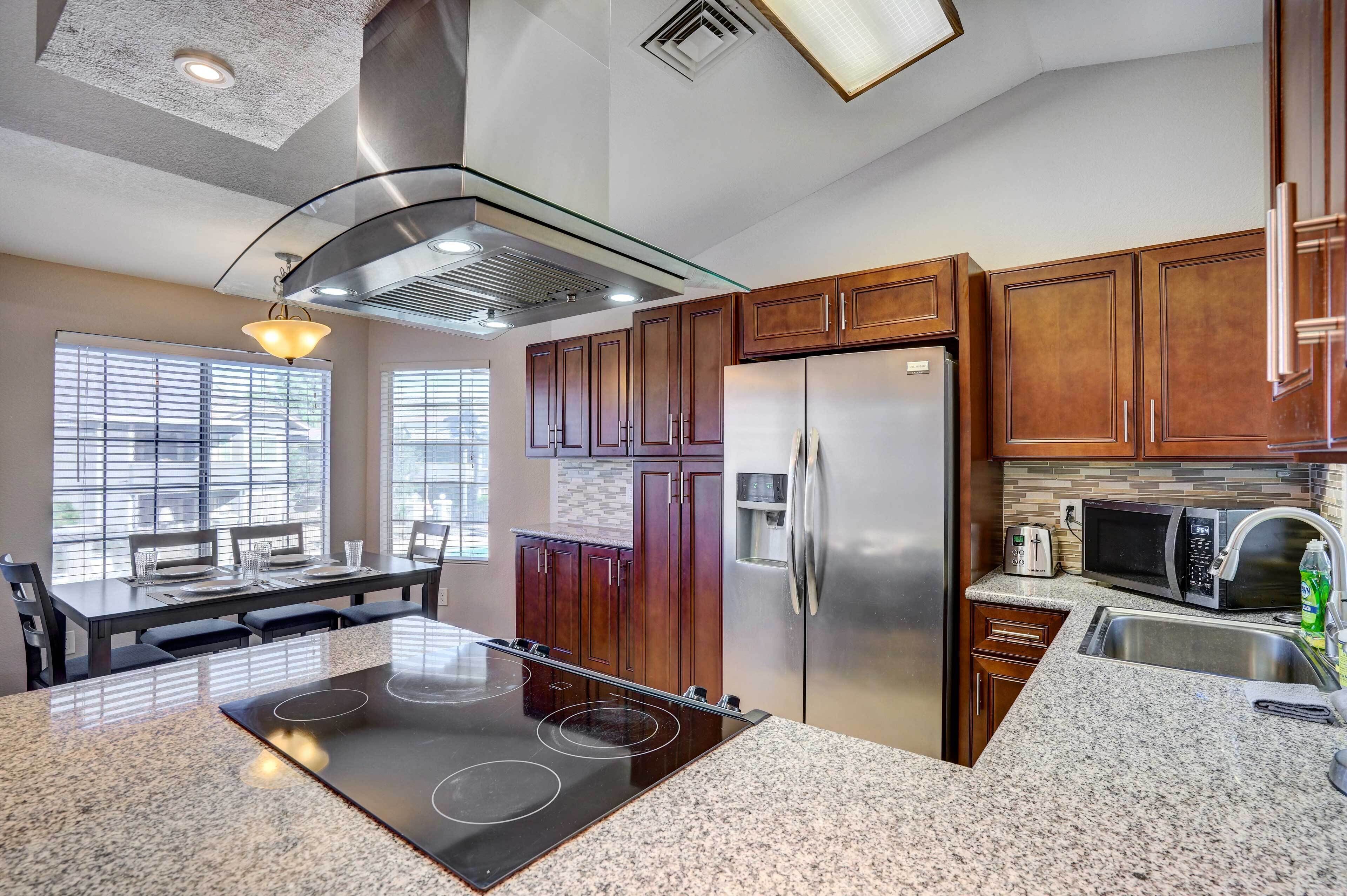 Pet-Friendly Condo w/ Pool ~ 7 Mi to Dtwn Chandler