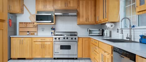 House, Multiple Beds, Patio, Garden View | Private kitchen | Fridge, microwave, oven, stovetop