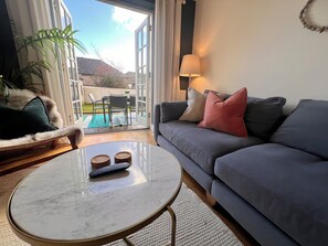 Smart TV, video games, Netflix, books - Hot Tub Heaven in Beautiful Village, Close to Beaches - Blue Flag & Dog Friendly (Stoke Gabriel)