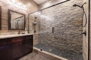 Combined shower/tub, hair dryer, towels