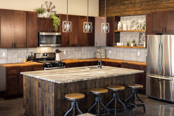 Refrigerador, microondas, horno y parrilla de estufa 